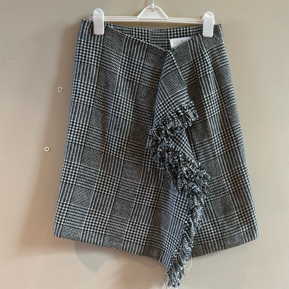 Adorable houndstooth Anthropologie skirt!